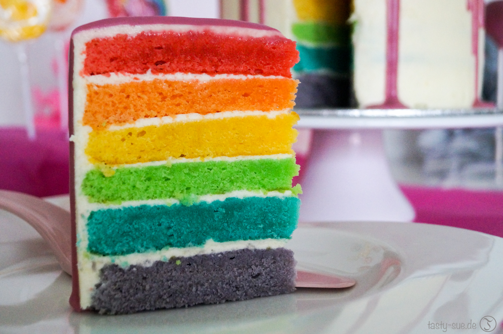 Dripping Rainbow Cake - Regenbogenkuchen Mit Trendglasur - Tasty-Sue